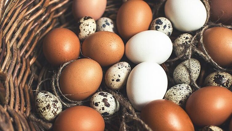 يجب إضافة بيض السمان وبيض الدجاج إلى النظام الغذائي للرجل للحفاظ على الفاعلية. 