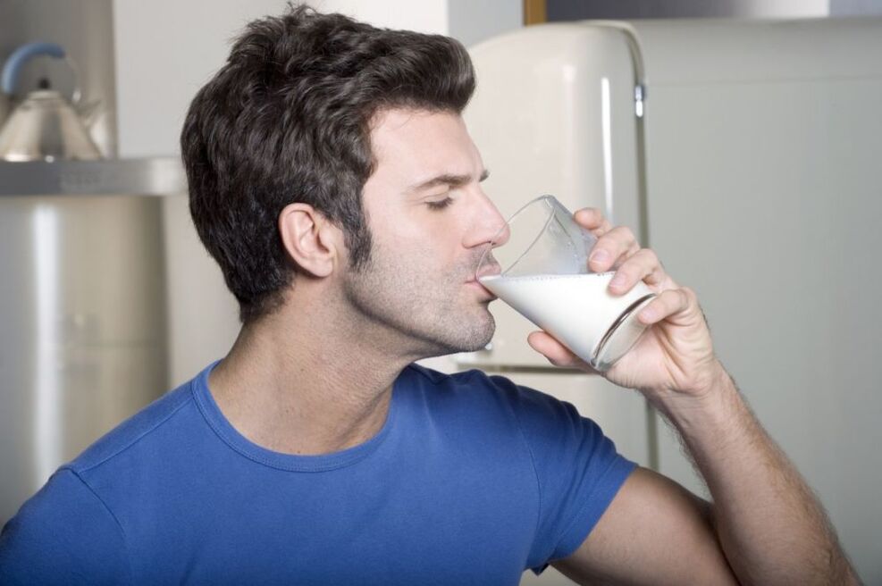 رجل يشرب الحليب